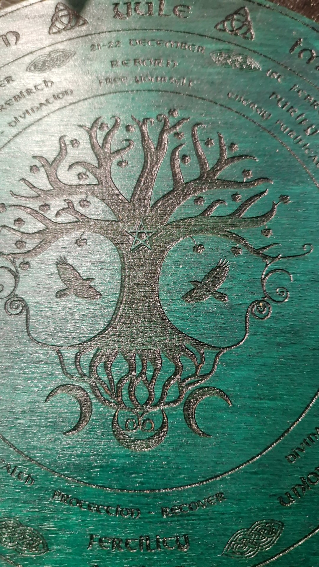 Planche d'autel- Roue de l’Année avec Arbre de Vie – Yggdrasil – Planche d’Autel en Bois Gravé – 25 cm