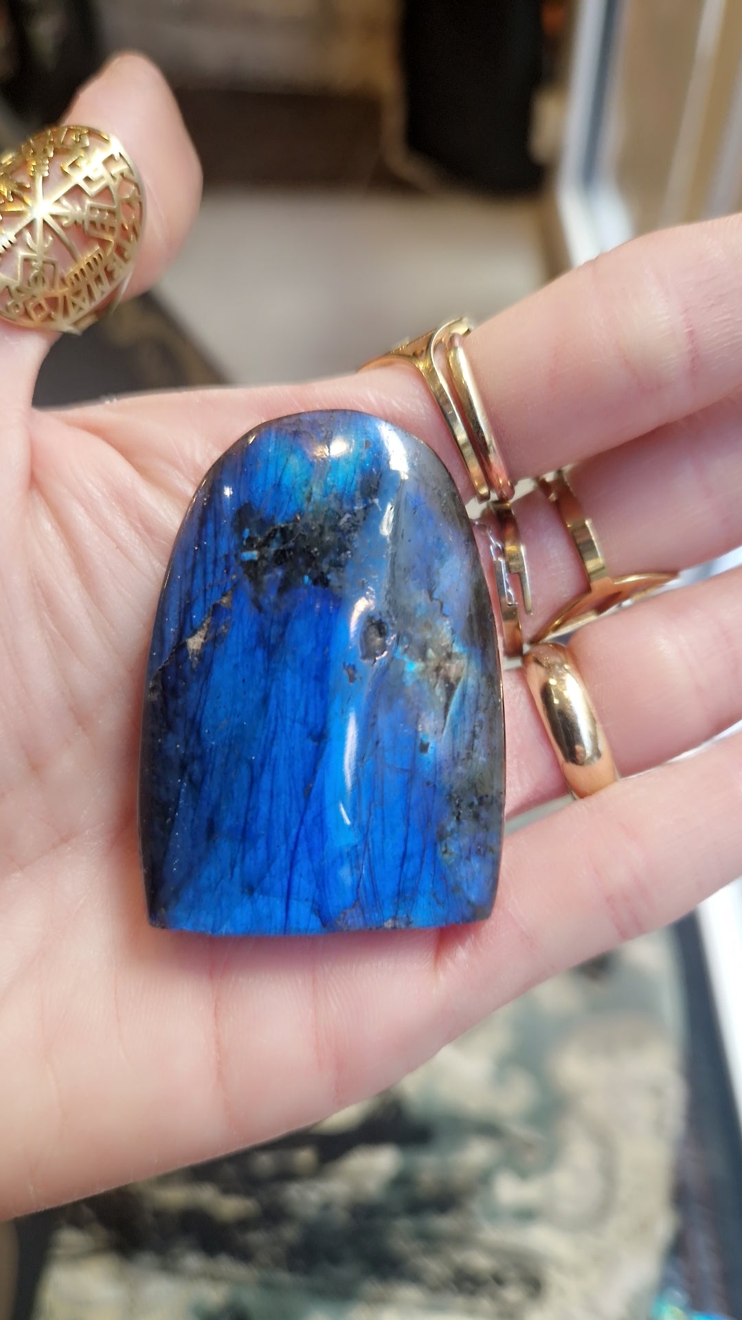 Labradorite de Madagascar - forme libre C - Pierre de protection. Bouclier énergétique