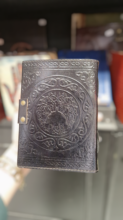 Grimoire en cuir noir pentacle