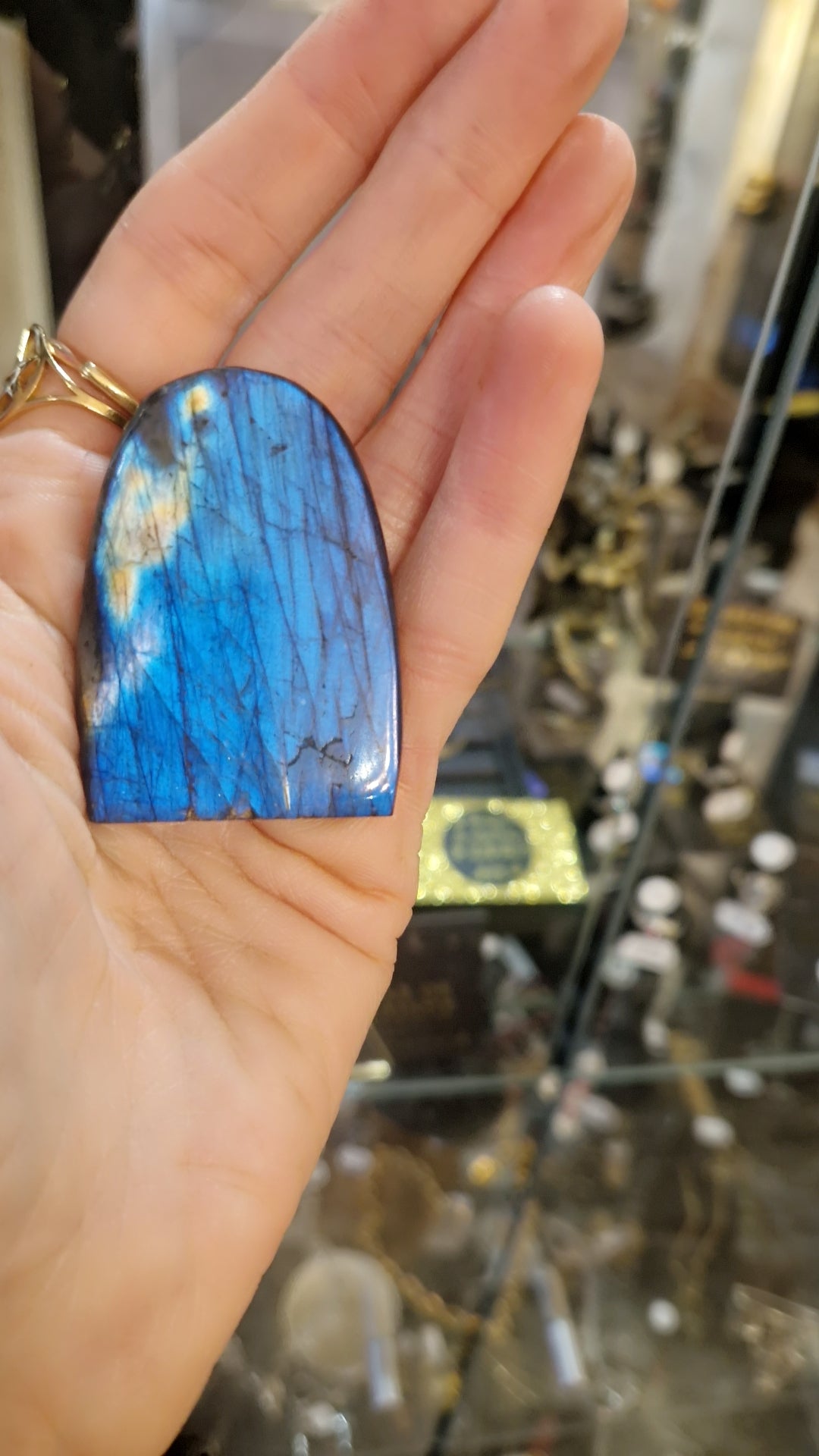 Labradorite de Madagascar - forme libre C - Pierre de protection. Bouclier énergétique