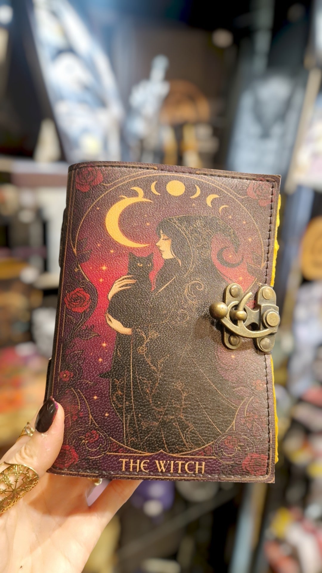 Grimoire Artisanal "The Witch" – Cuir & Parchemin Végétal Jaune (13 x 17.5 cm)