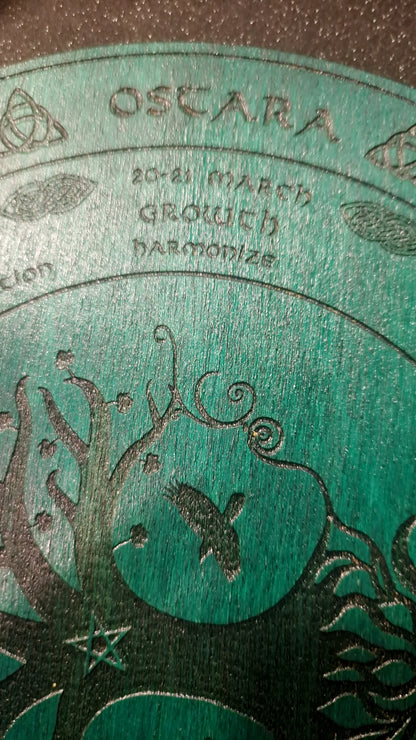 Planche d'autel- Roue de l’Année avec Arbre de Vie – Yggdrasil – Planche d’Autel en Bois Gravé – 25 cm