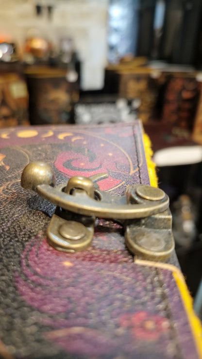 Grimoire Artisanal "The Witch" – Cuir & Parchemin Végétal Jaune (13 x 17.5 cm)