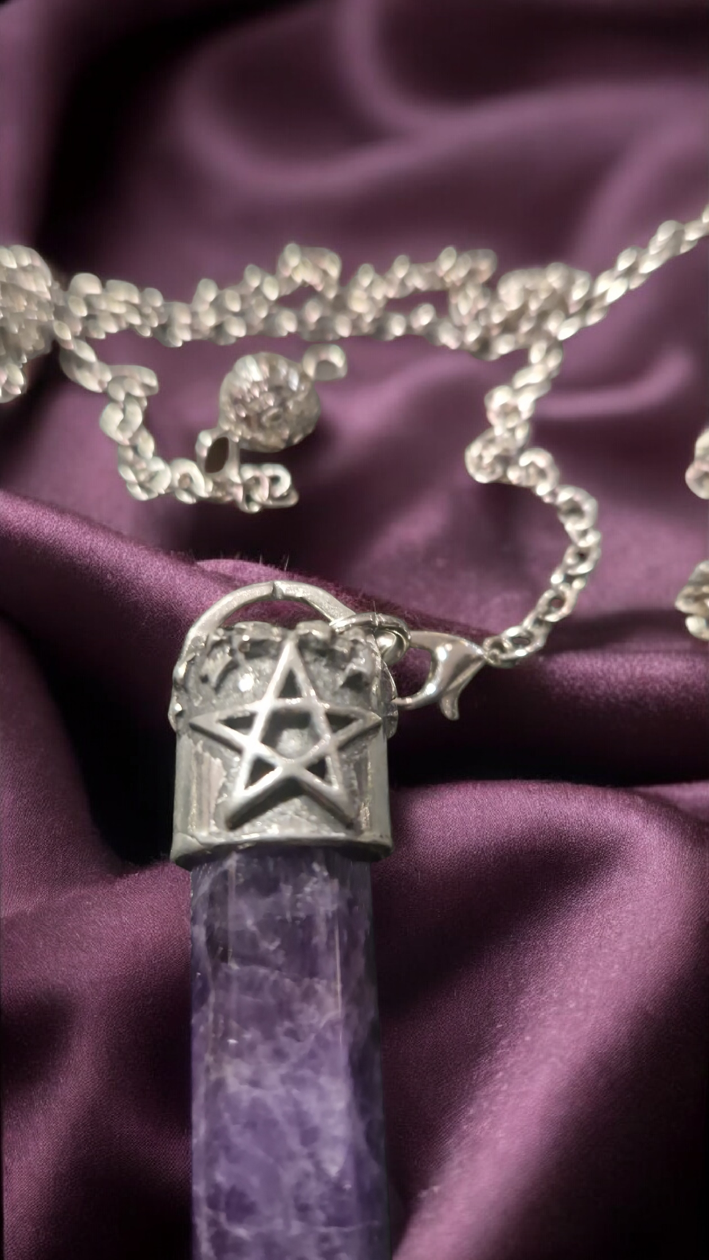 Pendule améthyste et étain pentagramme  + feuilles ( feuillage) sculptées- création artisanale - pièces uniques - livré dans sa boîte cadeau