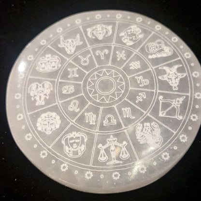 Plaque de sélénite gravée - roue du Zodiaque/ signes astrologiques