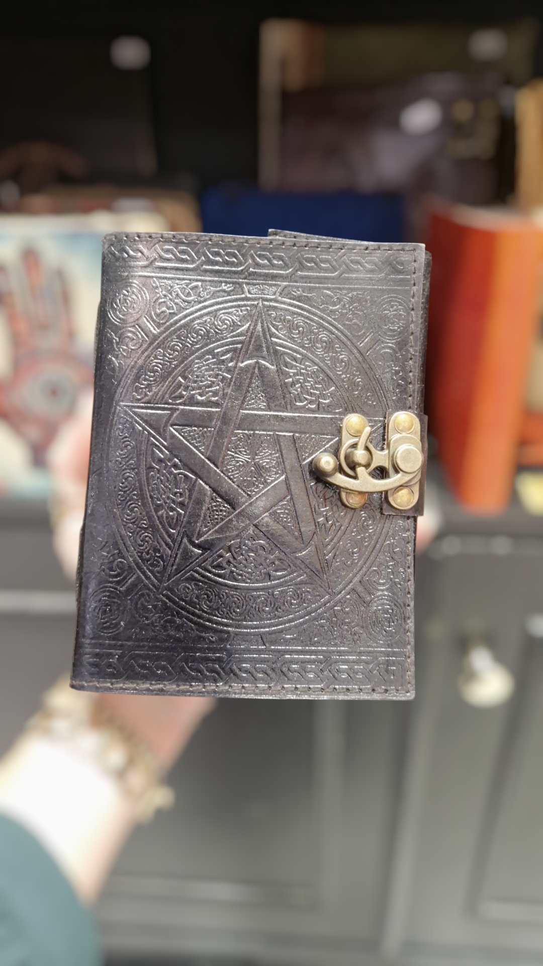 Grimoire en cuir noir pentacle