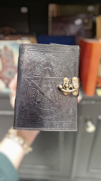 Grimoire en cuir noir pentacle