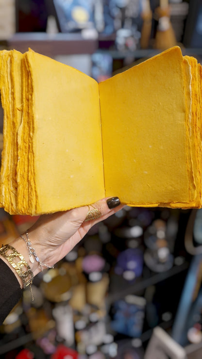 Grimoire Artisanal "The Witch" – Cuir & Parchemin Végétal Jaune (13 x 17.5 cm)