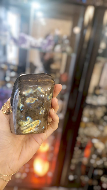 Labradorite d'Exception de Madagascar (607g - 10cm) – Bloc Massif Poli | Pierre de Protection & Bouclier Énergétique