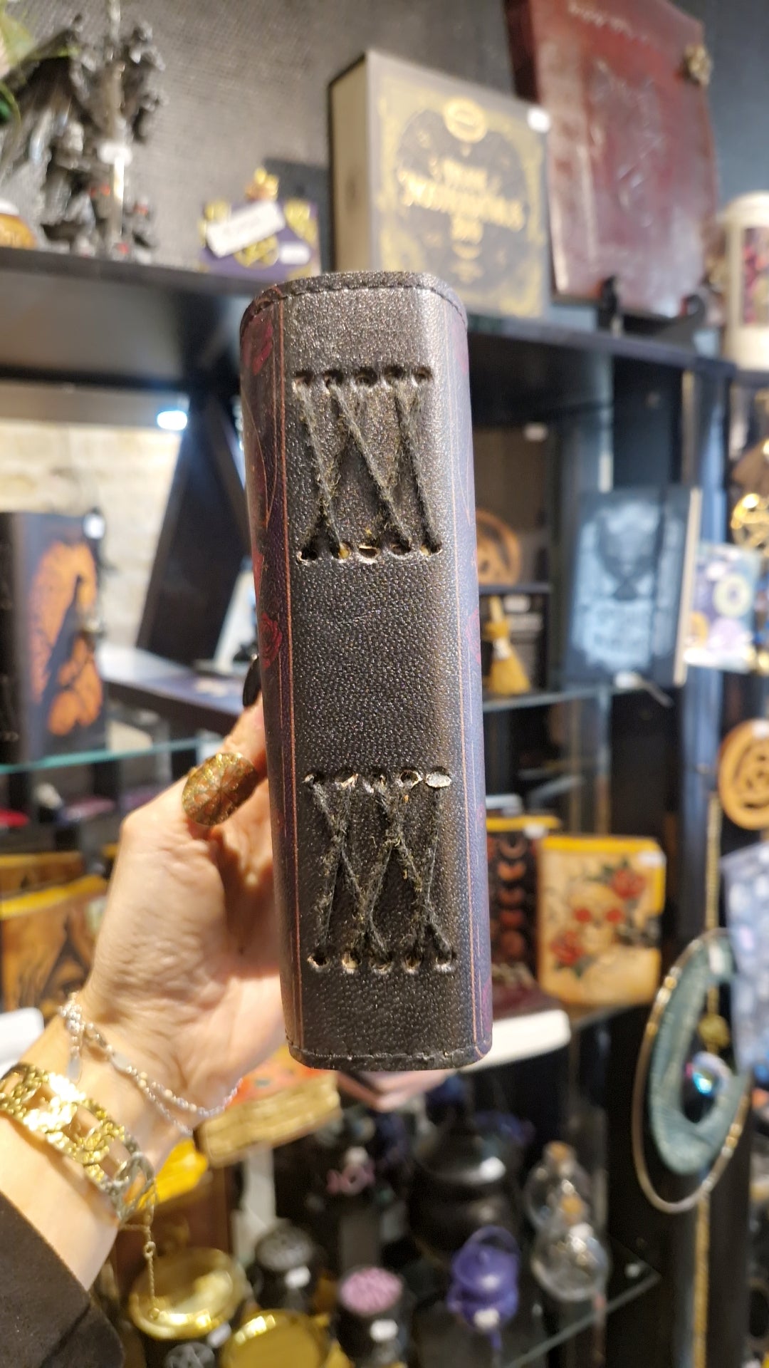 Grimoire Artisanal "The Witch" – Cuir & Parchemin Végétal Jaune (13 x 17.5 cm)