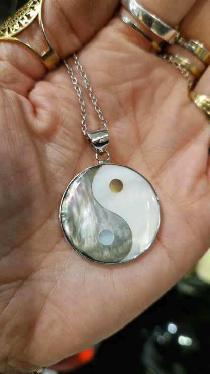 Collier amulette talisman Nacre yin yang noir blanc irisé