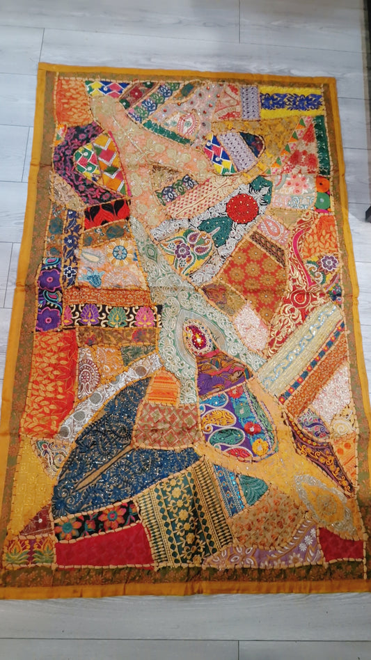 Tenture artisanale de Pondichéry – Patchwork Jaune-Orangé – Miroirs, Perles & Fil Doré – 95×150 cm – Made in India
