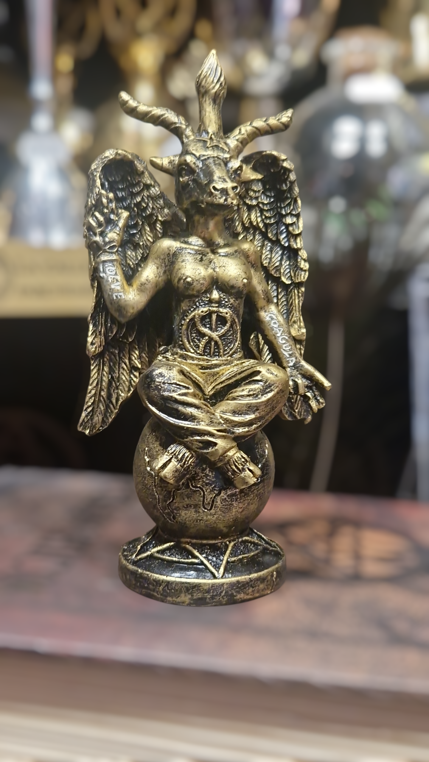 Statuette Figurine de Baphomet- Résine noire et dorée, peinte à la main