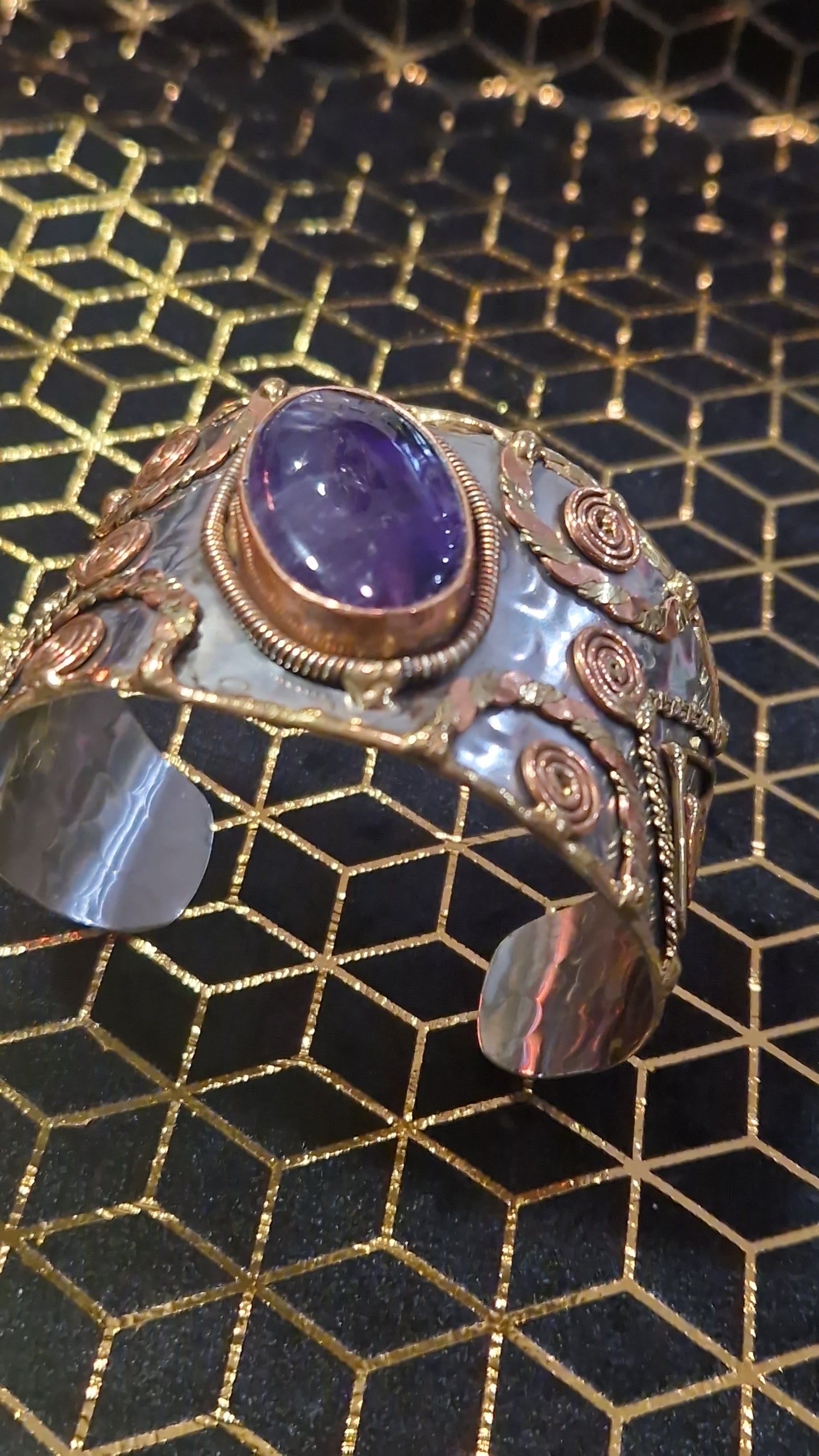Bracelet Manchette réglable "Éminence" – Améthyste cuivre, laiton, acier, artisanat de Pondichéry