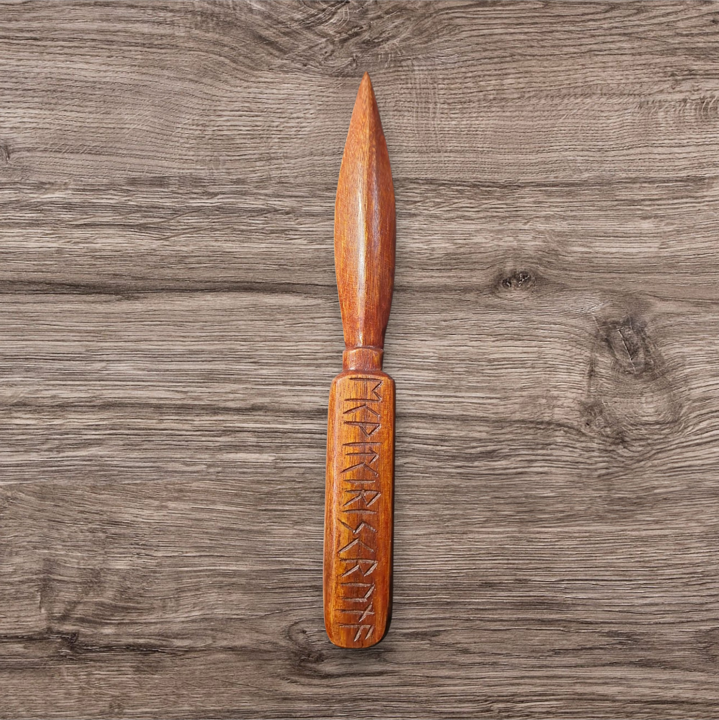 Athamé runique en bois