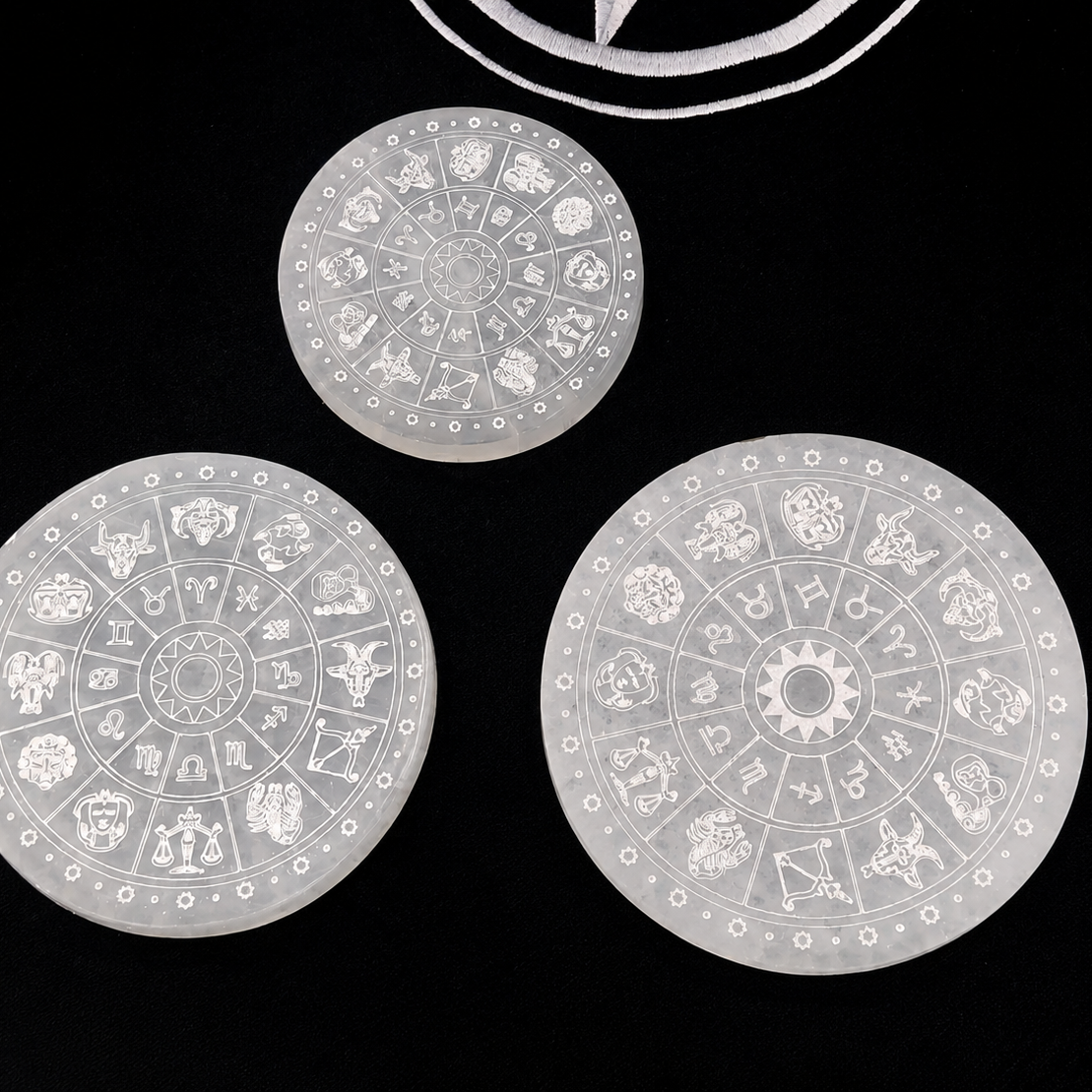 Plaque de sélénite gravée - roue du Zodiaque/ signes astrologiques