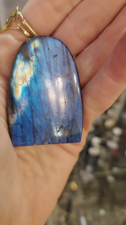 Labradorite de Madagascar - forme libre C - Pierre de protection. Bouclier énergétique