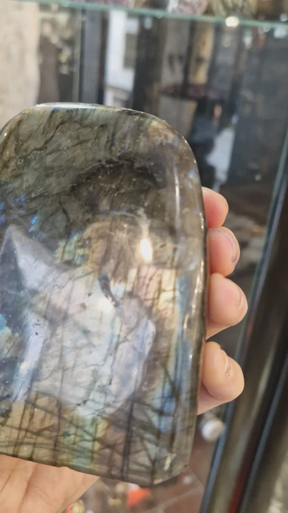 Labradorite d'Exception de Madagascar (607g - 10cm) – Bloc Massif Poli | Pierre de Protection & Bouclier Énergétique