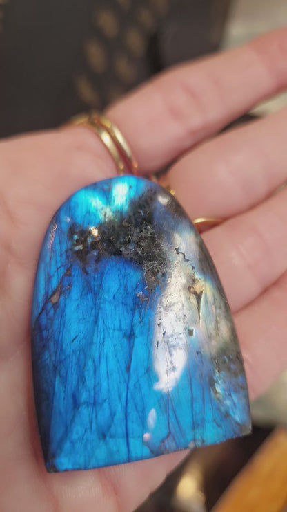 Labradorite de Madagascar - forme libre C - Pierre de protection. Bouclier énergétique