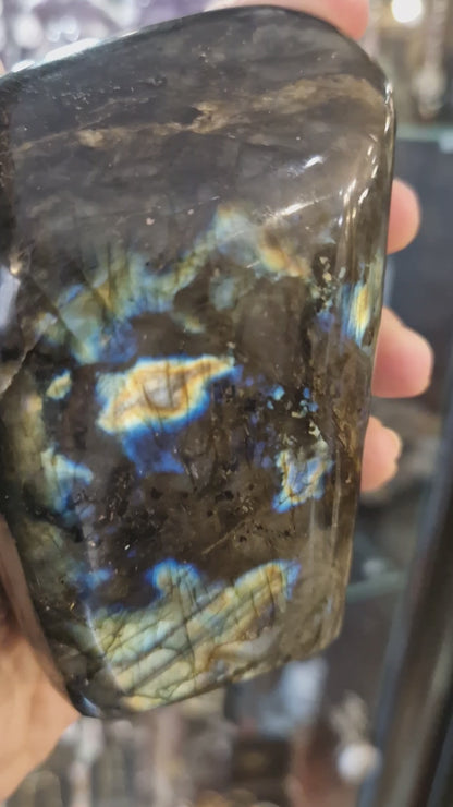 Labradorite d'Exception de Madagascar (607g - 10cm) – Bloc Massif Poli | Pierre de Protection & Bouclier Énergétique